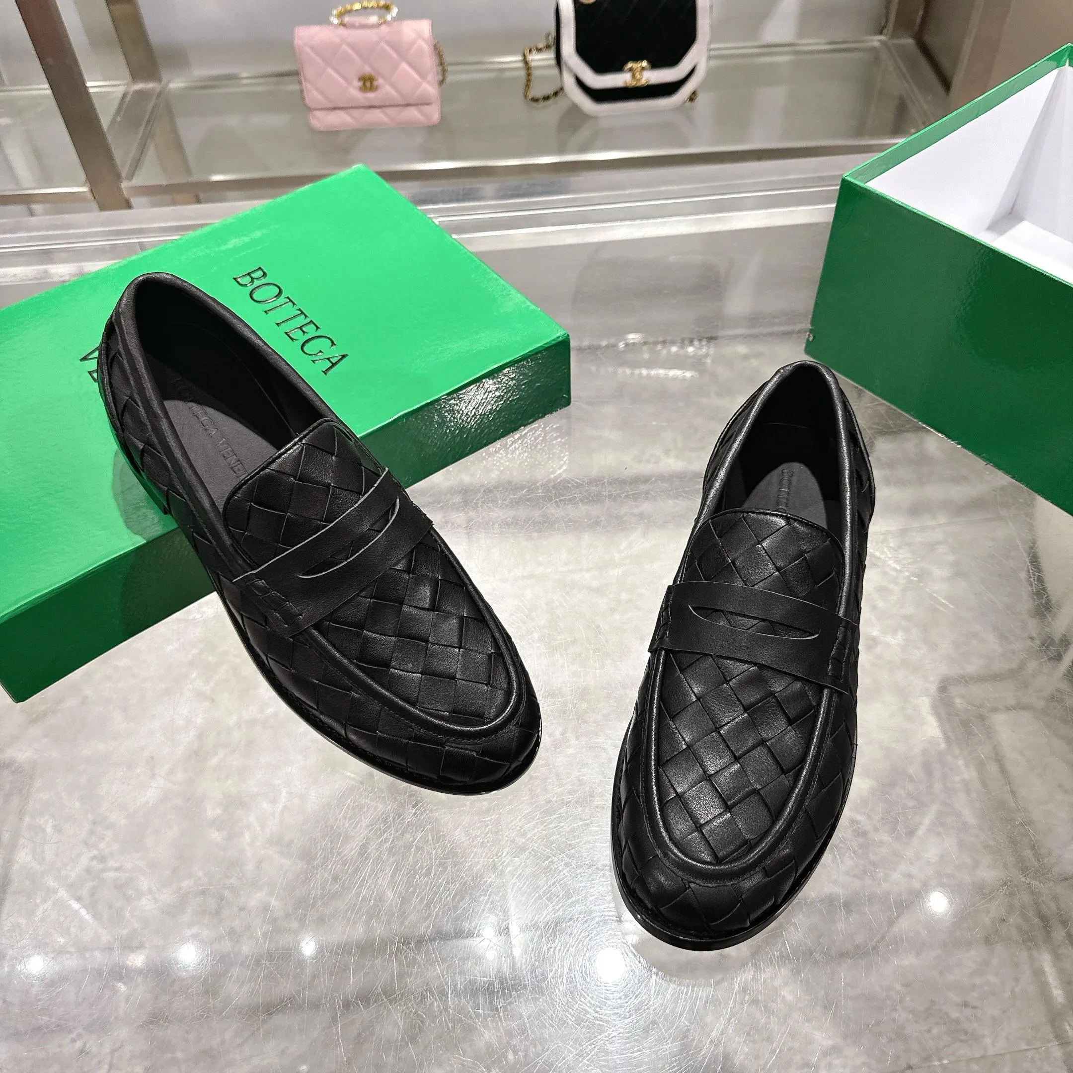 [BV] Top P: 820💰Size for couples: Female 35-39 Male 39--44 (Female 40. Male 38.45.46.47 customization is not returnable) [Note‼ ️] Add 💰 to size 46, add 💰 to size 47. Bottega Veneta small round toe braided formal leather shoes for couples in 2026 spring counters! Grained cowhide woven! Solid color Niuli! Leather outsole! [Rose][Rose]! Purely hand-woven and operated, the original board is reproduced one-to-one! quality assurance!